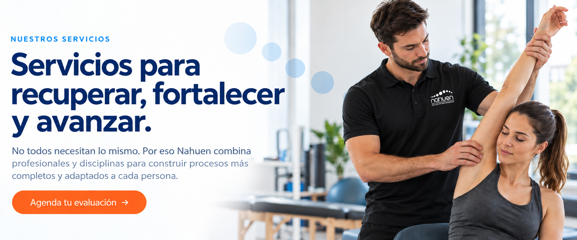 Profesional de Nahuen Salud acompañando una sesión de movilidad de hombro
